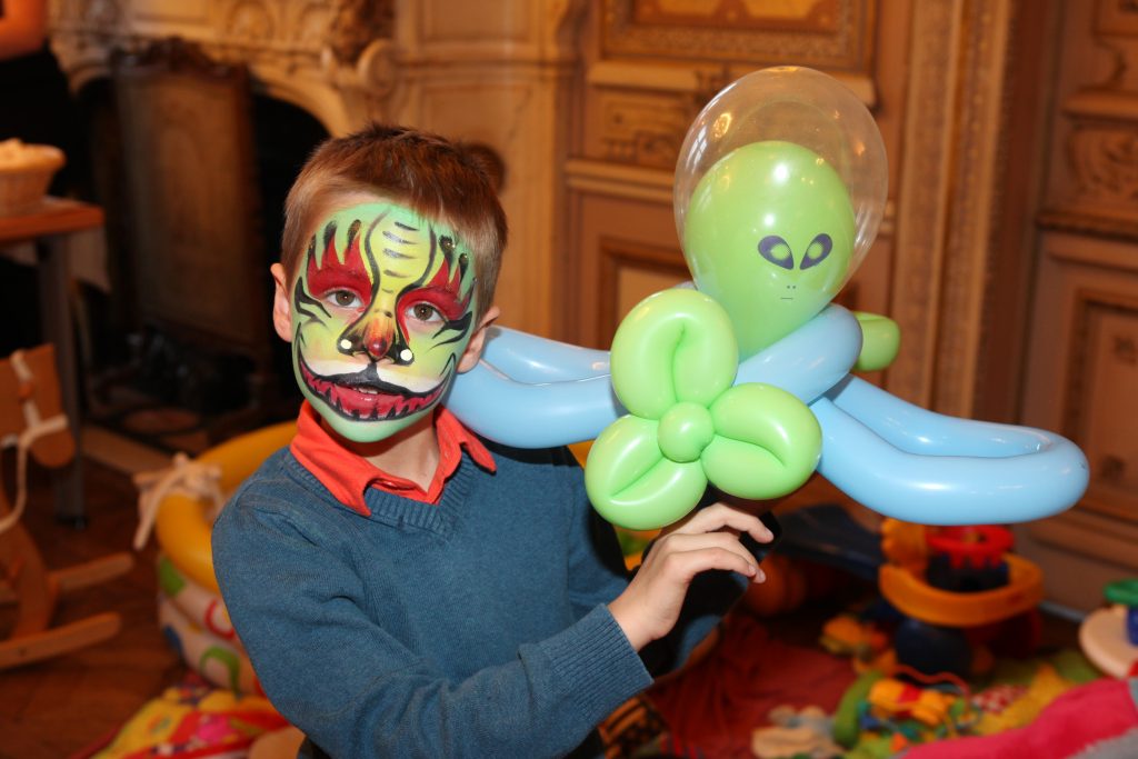 Animation maquillage et sculpture ballon enfant arbre de noel