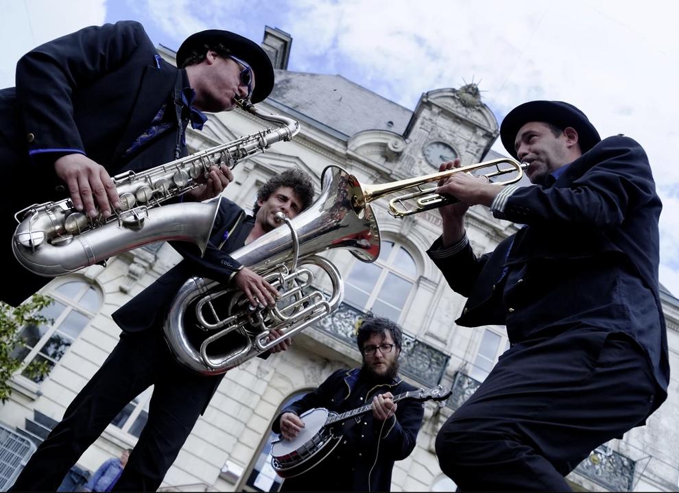 Animation musicale événementielle : fanfare de poche, drôle, virtuose, inventive, participative, fédératrice