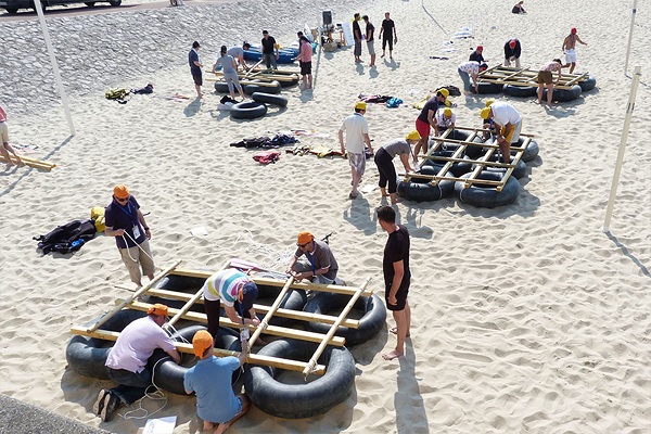 activité team building construction radeau plage normandie - journee de cohesion a la mer trouville deauville