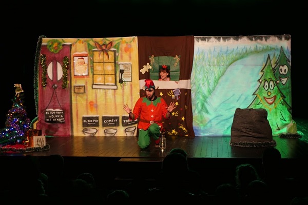 un noel mouvementé - spectacle enfant Paris - arbre de noel - Scène