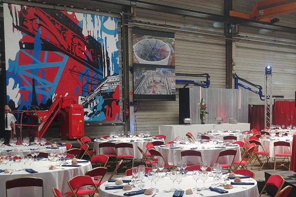 Realisation fresque graffiti en direct pendant repas assis - anniversaire entreprise CCS Caen 2