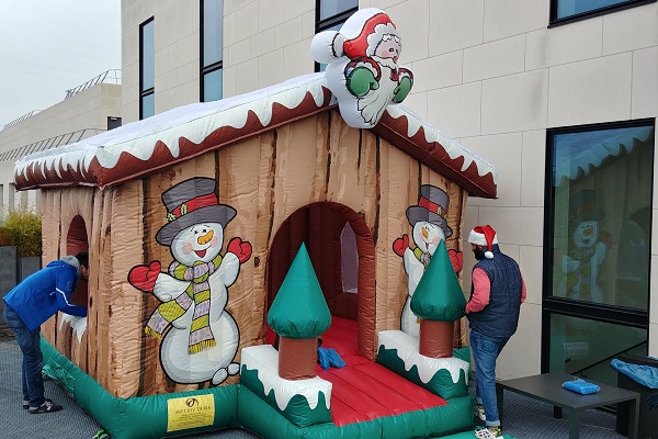 Chalet de noel neige gonflable - animation enfant et décor noel - paris caen le havre rouen