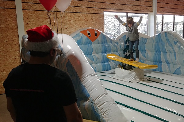 simulateur snowboard , surf des neiges gonflable - animation enfant arbre de noel , family day , theme nature, environement