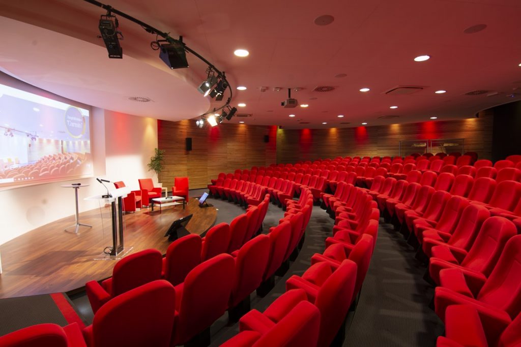 Centre-de-Conference-du-cRedit-Agricole---carmin