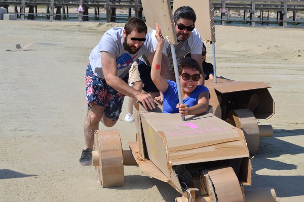 Journee de team building - Cohésion d'équipe - Caen Deauville - construction de char en carton