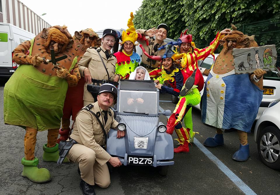 Troupe_artistes_déambulation_Paris