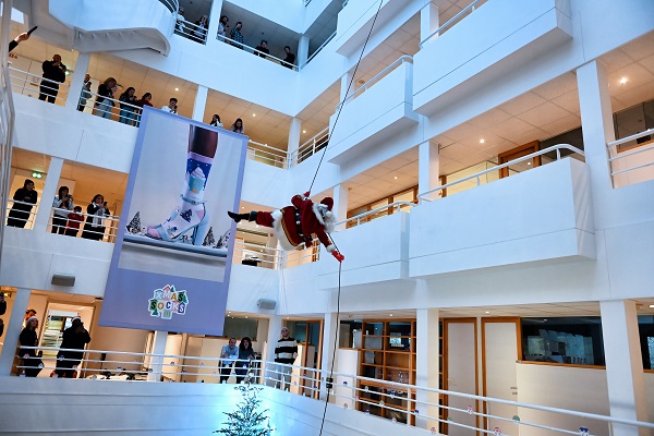 Père Noel cascadeur descente en rappel Boulogne Billancourt