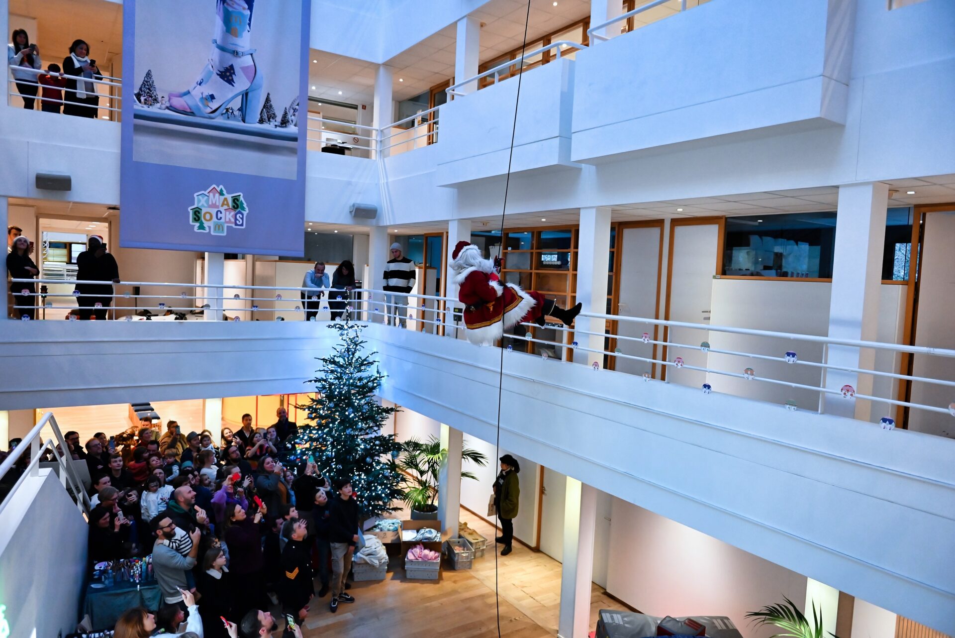 Pere Noel descente en rappel - arbre de noel Paris