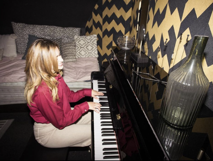 Chanteuse et pianiste, Île de France, Normandie