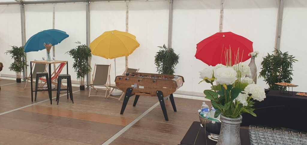 Aménagement avec Babyfoot et parasol en location