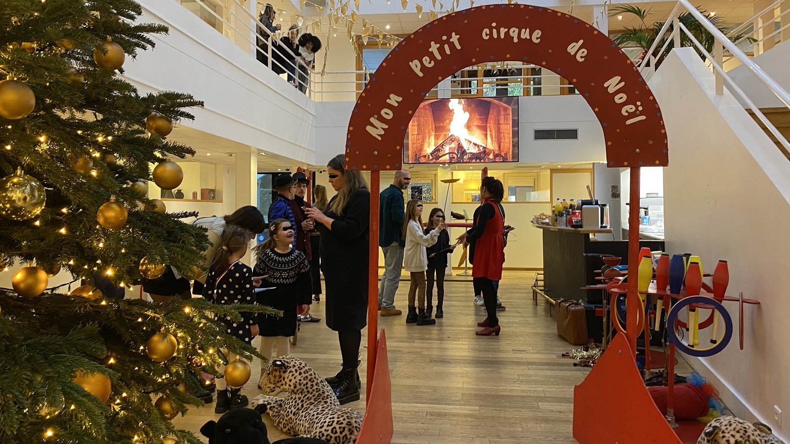 Arbre de noël Boulogne Billancourt thème cirque journée des enfants en entreprise