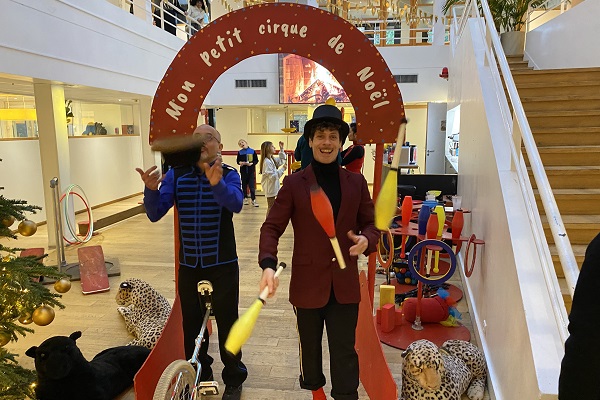 Arbre de noël Boulogne Billancourt thème cirque journée des enfants en entreprise Artiste